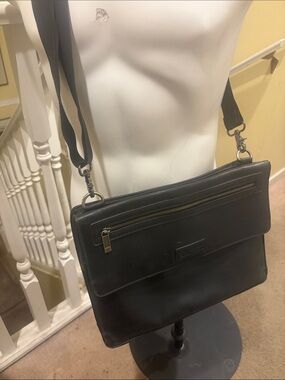 Kenneth Cole Black Leather Messenger Bag with Front Zip